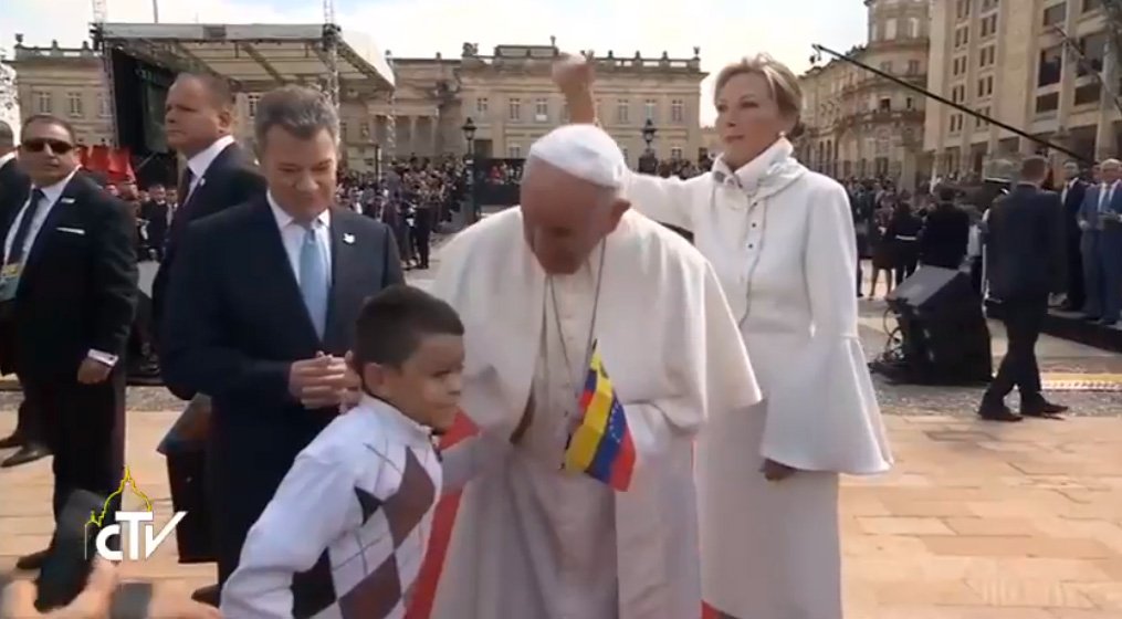 La petición al Papa que realizó el niño que le entregó la bandera de Venezuela
