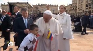 Awww… Un niño le entregó la Bandera de Venezuela al Papa en la Plaza Nariño de Colombia (video)
