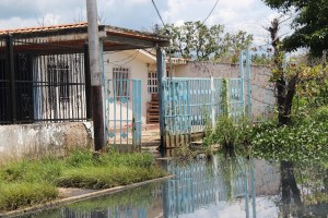 Autoridades atienden a familias afectadas por crecida del Lago de Valencia