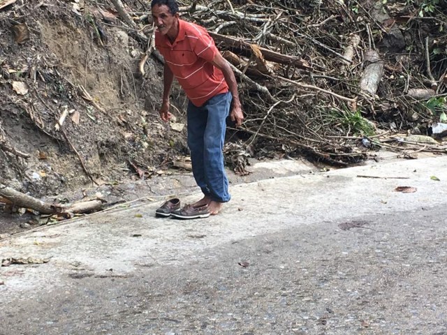 Un señor atravezando el río Las Mercedes, sector Romerito  / Foto:  Vanessa Rodríguez