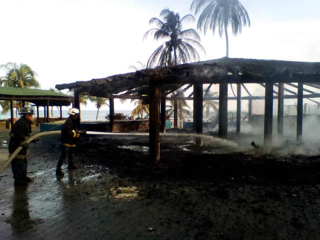 Incendio consumió local en el Círculo Militar de Mamo, en Catia La Mar (Fotos)
