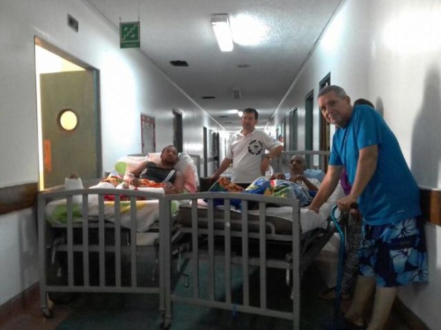Pacientes del Universitario de Caracas trancaron quirófano para exigir operaciones. (Foto: Efecto Cocuyo)
