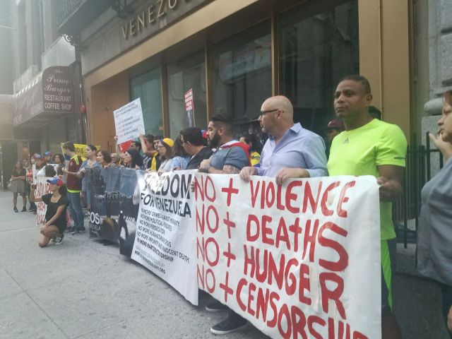 Venezolanos protestaron a las afueras de su consulado en Nueva York (Foto: @maibortpetit) 