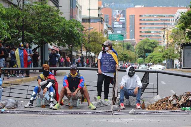 Jóvenes de la resistencia manifestaron en Chacao (Foto: Wil Jiménez / LaPatilla)