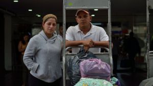 La  historia de una pareja venezolana que migró a Colombia para escapar de la crisis y dejó atrás a su hijo