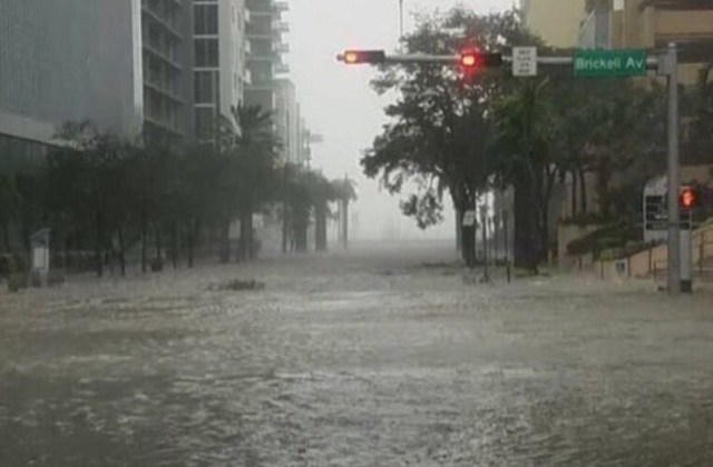 Brickell, el corazón financiero de Miami, inundado por paso del huracán Irma // Foto @Fabmaze 