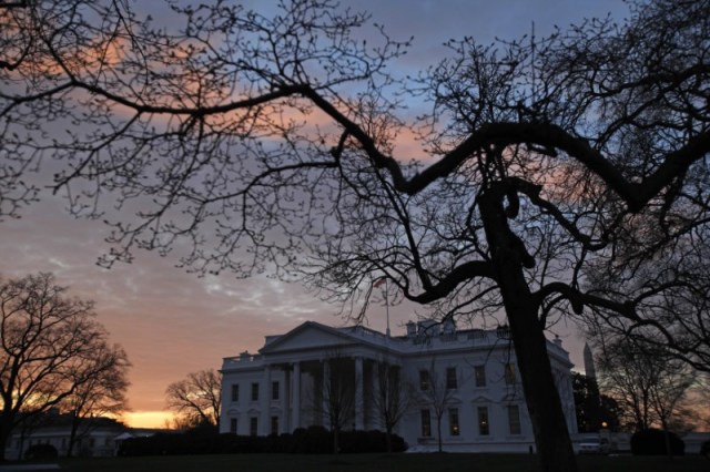 Imagen de archivo de la Casa Blanca vista durante un atardecer en Washington, ene 13 , 2010.   REUTERS/Jim Young