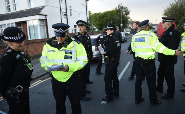 FA0021. Sunbury On Thames (United Kingdom), 16/09/2017.- Police officers guard a property that is being investigated in Sunbury-on-Thames in Britain, 16 September 2017. British Police search a house in Sunbury-on-Thames as part of the investigation the Parsons Green bomb attack on 15 September. Earlier in the day Police has detained the 18-year-old boy in Dover. A bomb exploded on an underground train near the 'Parsons Green' station injuring a number of people in an apparent terror attack. Media reports citing Scotland Yard say that the explosion on the train is being treated as terrorism. British Prime Minister Theresa May raised the terror threat to the highest level 'critical'. (Atentado, Terrorismo, Terrorista) EFE/EPA/FACUNDO ARRIZABALAGA