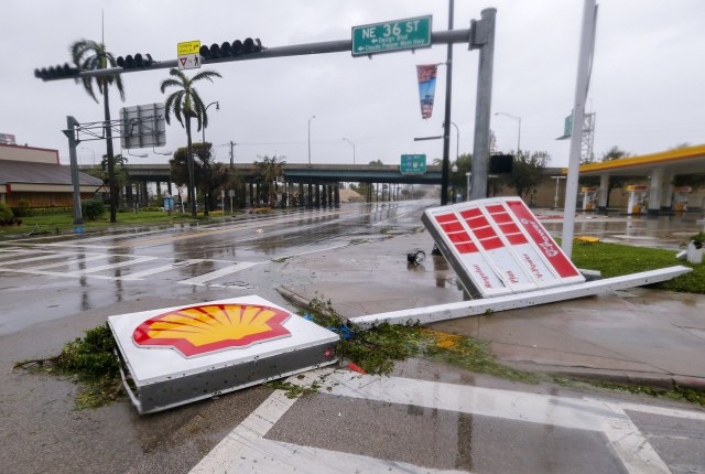 ELX30. Miami (United States), 10/09/2017.- A fallen gas station sign along Biscayne Boulevard after the full effects of Hurricane Irma struck in Miami, Florida, USA, 10 September 2017. Many areas are under mandatory evacuation orders as Irma Florida. (Estados Unidos) EFE/EPA/ERIK S. LESSER
