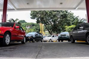 Largas colas de vehículos en E/S de Caracas para llenar de gasolina (Fotos)