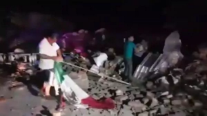 El héroe que se hizo viral tras rescatar una bandera de México de las ruinas del terremoto (+video)