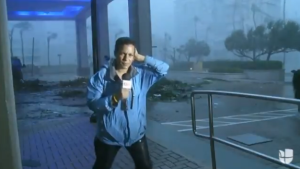 Reportera de CNN es arrastrada por los vientos del huracán María (video)