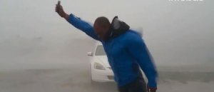 ¡OMG!… Un cazador de tormentas desafió a Irma y así terminó (+video)