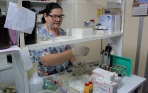 Monitor Salud denunció que laboratorios públicos están al borde de un cierre técnico