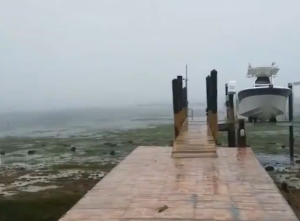 Baja el nivel del mar en las costas por los fuertes vientos de Irma (videos)