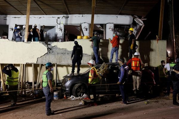 Rescatistas en plenas labores tras terremoto de México // FOTO Reuters