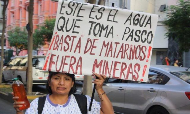 Imagen de archivo de una mujer que protesta por la contaminación que causa ola minería en Perú