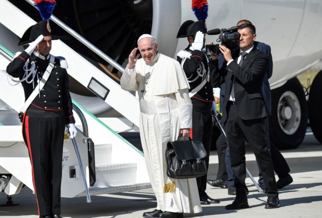 Papa Francisco es recibido por peregrinos de África en la ceremonia general del miércoles en la plaza de San Pedro en el Vaticano, el 30 de agosto de 2017. REUTERS/Tony Gentile - RC14817D6770