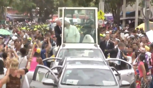 ¡Frenazo! El Papa se golpeó en la cara con el papamóvil (video + fotos)