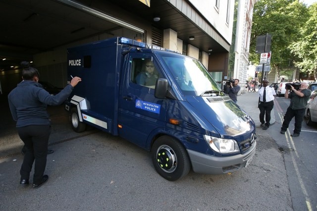 Una camioneta de la policía que se cree que está llevando a Ahmed Hassan deja la corte de magistrados de Westminster después de que fue acusado de intento de asesinato tras el bombardeo de la semana pasada de un tren subterráneo de Londres en Londres el 22 de septiembre de 2017. Daniel LEAL-OLIVAS / AFP