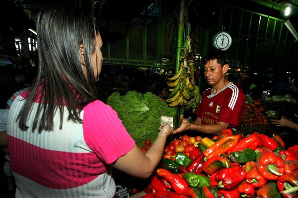 Pocos son los consumidores que pueden comprar medio kilo o un cuartico de tomate y pimentón para preparar sus alimentos. (Foto/Omar Hernández).