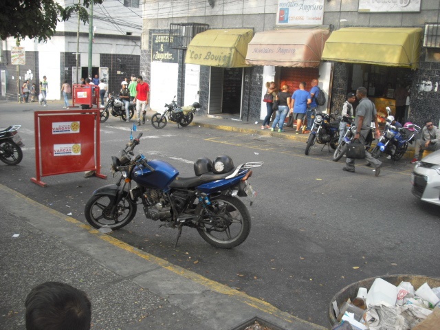 Foto: Inseguridad obliga a comerciantes de Maiquetía a cerrar bien temprano / elvarguense.com
