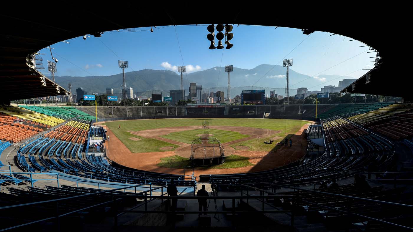 Así se encuentra la cola para la venta de entradas del Caracas-Magallanes del próximo #20Ene (FOTO)