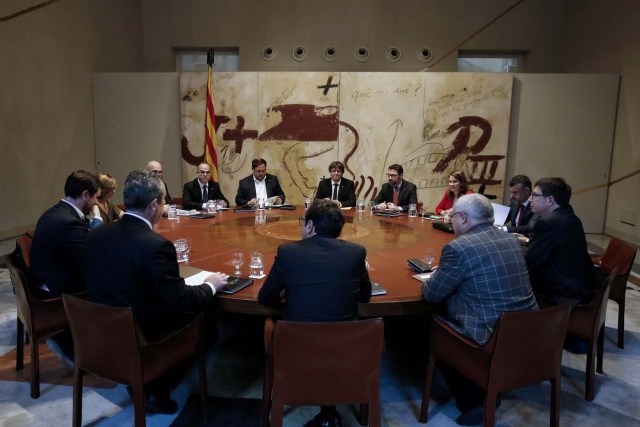 Catalan regional government president Carles Puigdemont (C) chairs a regional government meeting at the Generalitat Palace in Barcelona on October 10, 2017. Spain's worst political crisis in a generation will come to a head as Catalonia's leader could declare independence from Madrid in a move likely to send shockwaves through Europe. / AFP PHOTO / PAU BARRENA