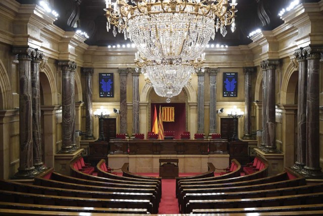 A picture shows the empty interior of the Catalan regional parliament in Barcelona on October 10, 2017 ahead of an address by Catalonia's leader. Spain's worst political crisis in a generation will come to a head as Catalonia's leader could declare independence from Madrid in a move likely to send shockwaves through Europe. / AFP PHOTO / LLUIS GENE