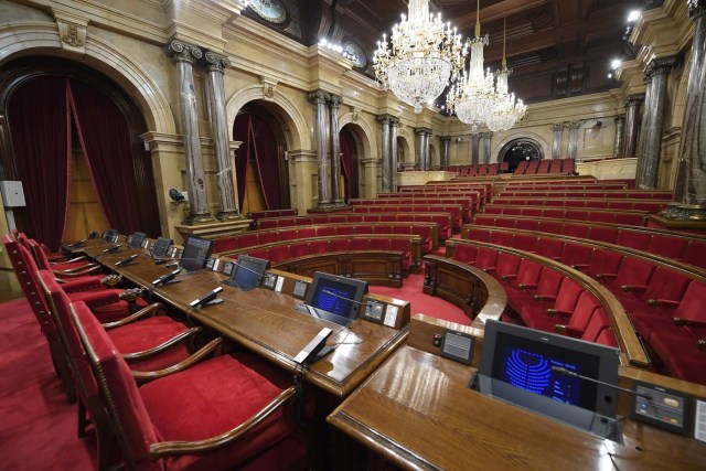 A picture shows the empty interior of the Catalan regional parliament in Barcelona on October 10, 2017 ahead of an address by Catalonia's leader. Spain's worst political crisis in a generation will come to a head as Catalonia's leader could declare independence from Madrid in a move likely to send shockwaves through Europe. / AFP PHOTO / LLUIS GENE