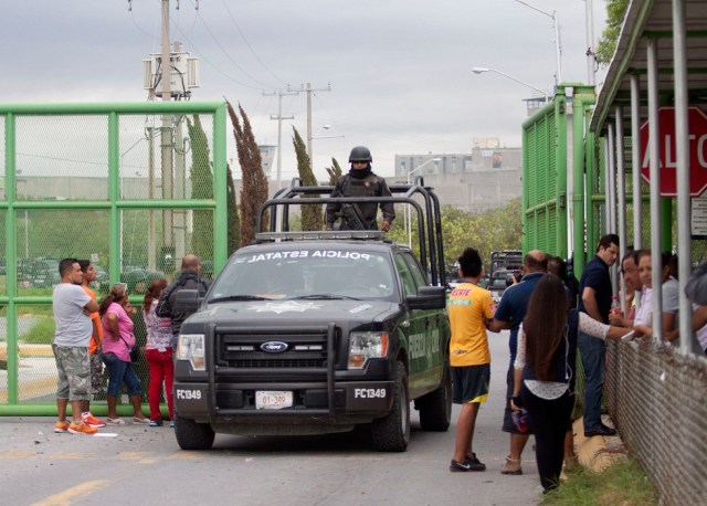 Policía guarda la entrada principal de la prisión de Cadereyta, donde una reyerta entre los prisioneros dejó varios heridos el 10 de octubre de 2017 en Cadereyta, Nuevo León, México. / AFP FOTO / Julio Cesar AGUILAR