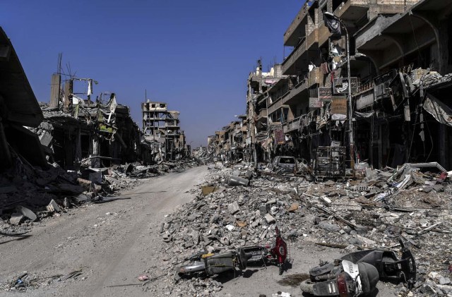 A picture shows heavily damaged buildings in Raqa on October 21, 2017, after a Kurdish-led force expelled Islamic State (IS) group fighters from the northern Syrian city. The US-backed Syrian Democratic Forces officially announced Raqa's capture at a ceremony in the city's stadium on October 20 but said mines left behind by IS made it too dangerous for residents to return home. / AFP PHOTO / BULENT KILIC
