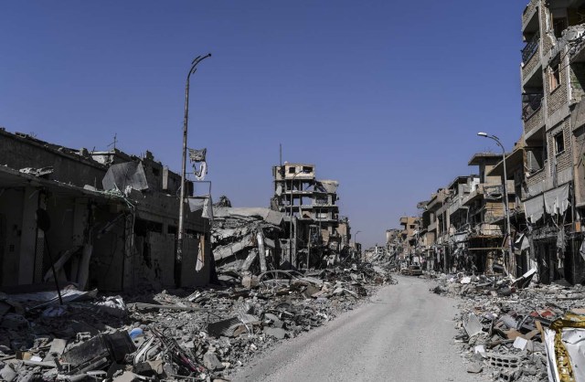 A picture shows heavily damaged buildings in Raqa on October 21, 2017, after a Kurdish-led force expelled Islamic State (IS) group fighters from the northern Syrian city. The US-backed Syrian Democratic Forces officially announced Raqa's capture at a ceremony in the city's stadium on October 20 but said mines left behind by IS made it too dangerous for residents to return home. / AFP PHOTO / BULENT KILIC