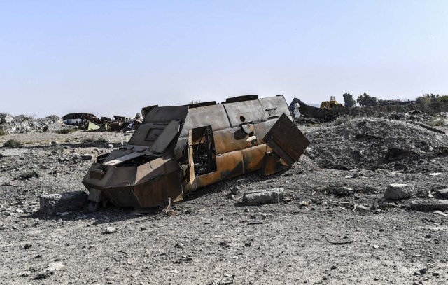 An unexploded car bomb is seen in Raqa on October 21, 2017, after a Kurdish-led force expelled Islamic State (IS) group fighters from the northern Syrian city. The US-backed Syrian Democratic Forces officially announced Raqa's capture at a ceremony in the city's stadium on October 20 but said mines left behind by IS made it too dangerous for residents to return home. / AFP PHOTO / BULENT KILIC