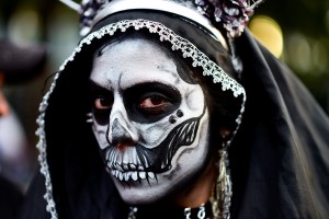 Impresionante desfile de calaveras en Ciudad de México en honor a “la muerte elegante”