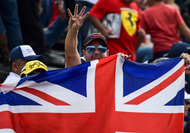 A fan of Mercedes' British driver Lewis Hamilton shows four fingers (if Hamilton wins the race it would be his fourth World Championship), during the Formula One Mexico Grand Prix race at the Hermanos Rodriguez circuit in Mexico City on October 29, 2017. / AFP PHOTO / RONALDO SCHEMIDT