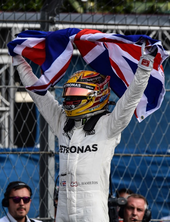 Mercedes' British driver Lewis Hamilton celebrates after winning his fourth Formula One world title despite finishing the Mexican Grand Prix in ninth place, at the Hermanos Rodriguez circuit in Mexico City on October 29, 2017. / AFP PHOTO / Ronaldo SCHEMIDT