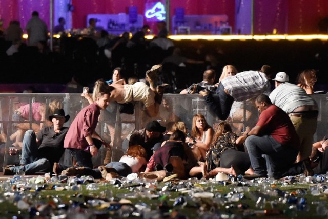 LAS VEGAS, NV - 01 de octubre: La gente lucha por el refugio en el festival de música country de la cosecha de la ruta 91 después de fuego de arma aparente fue escuchado el 1 de octubre de 2017 en Las Vegas, Nevada. Un pistolero abrió fuego en un festival de música en Las Vegas, dejando al menos 20 muertos y más de 100 heridos. La policía ha confirmado que un sospechoso ha recibido un disparo. La investigación está en curso. David Becker / Getty Images / AFP