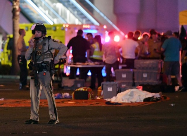LAS VEGAS, NV - 02 DE OCTUBRE: Un oficial de policía metropolitano de Las Vegas se coloca en la intersección del bulevar de Las Vegas y de la avenida de Tropicana. después de un tiroteo en masa en un festival de música country cerca el 2 de octubre de 2017 en Las Vegas, Nevada. Un pistolero abrió fuego en un festival de música en Las Vegas, matando a más de 20 personas. La policía ha confirmado que un sospechoso ha sido asesinado a tiros. La investigación está en curso. Ethan Miller / Getty Images / AFP