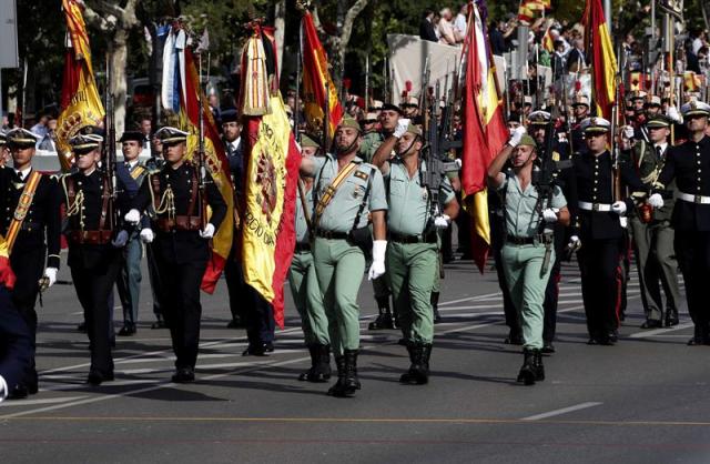Desfile del Día de la Fiesta Nacional que han presidido hoy los Reyes, y al que ha asistido el Gobierno en pleno, encabezado por Mariano Rajoy, y la mayoría de líderes políticos. El acto consiste en un homenaje a los caídos y un desfile terrestre y aéreo por el paseo de la Castellana, en el que participan unos 3.900 efectivos, entre militares de los tres Ejércitos, guardias civiles, policías y Guardia Real, 84 vehículos y 78 aeronaves. EFE/Zipi
