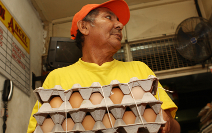 Ususrio pagan altos precios por un carton de huevos.