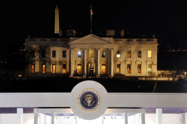 En la imagen de archivo el sello presidencial se observa en el frontis de la Casa Blanca antes del desfile de inauguración del Presidente electo Donald Trump en Washington, Estados Unidos, 20 de enero, 2017. REUTERS/Lucas Jackson