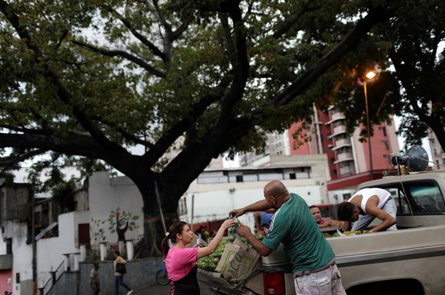 Street vendors sell avocados on the outskirts of Caracas, Venezuela, September 28, 2017. REUTERS/Ricardo Moraes