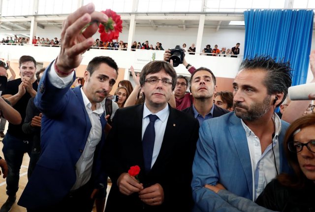 El presidente catalán, Carles Puigdemont (centro). REUTERS/Juan Medina