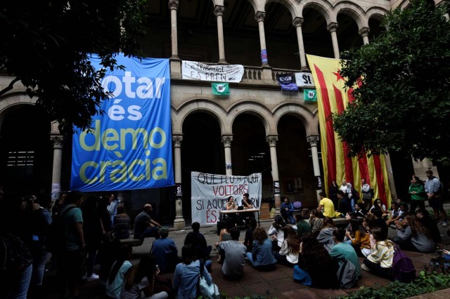 Students gather inside the University of Barcelona's historic building the day after the banned independence referendum in Barcelona, Spain October 2, 2017. REUTERS/Eloy Alonso