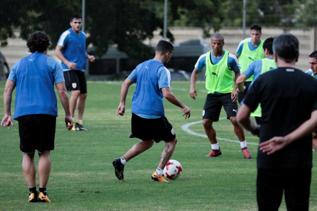 La selección de Uruguay se entrena en San Cristóbal. REUTERS/Marco Bello