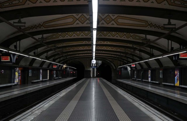 Empty platforms at Catalunya Square subway station are seen during a partial regional strike called by pro-independence parties and unions in Barcelona, Spain, October 3, 2017. REUTERS/Susana Vera