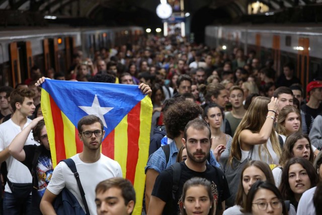An Estelada (Catalan separatist flag) is seen as people arrive at Plaza Catalunya station during a partial regional strike called by pro-independence parties and unions in Barcelona, Spain, October 3, 2017. REUTERS/Susana Vera