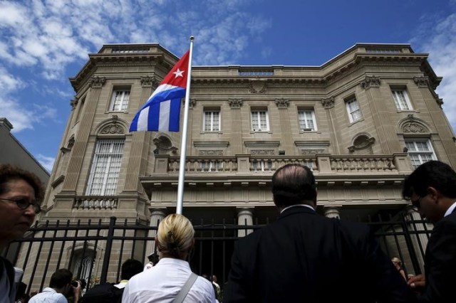 Foto de archivo: La bandera de Cuba flamea en la embajada de ese país en Washington, Estados Unidos, 20 de julio del 2015. REUTERS/Jonathan Ernst