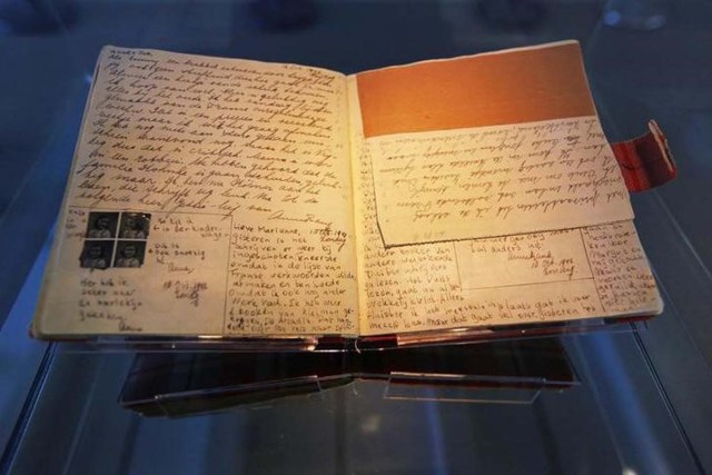 El conocido primer diario de Ana Frank es exhibido en la Casa de Ana Frank en Ámsterdam, 28 de abrilo de 2010. REUTERS/Cris Toala Olivares